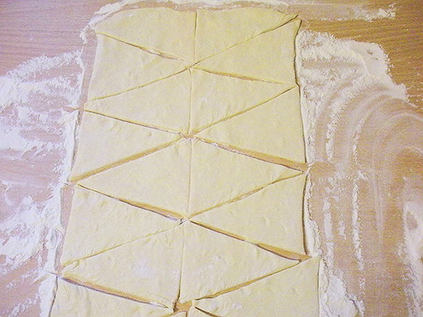 Круассаны с сыром из слоеного дрожжевого теста