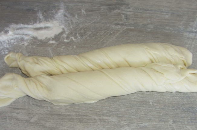 Самса с фаршем, луком и картофелем из слоеного теста в духовке