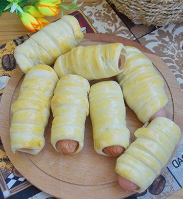 Сосиски, запеченные в слоеном тесте - рецепт с фото