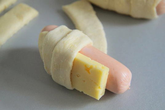 Сосиски с сыром в слоеном тесте в духовке