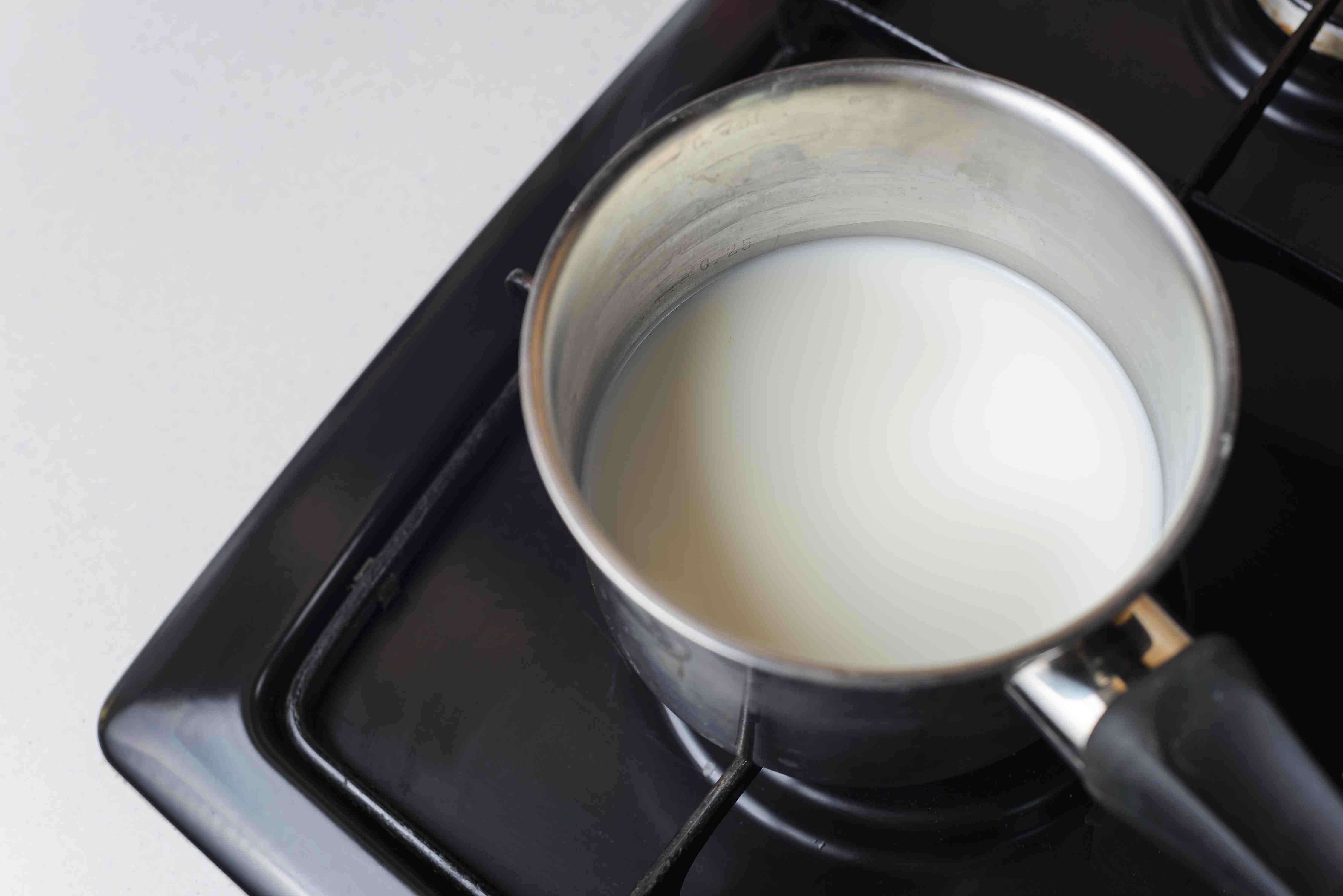 Рогалики с повидлом из дрожжевого теста на молоке в духовке