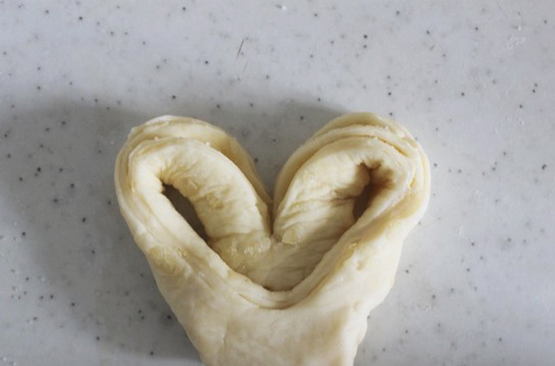 Как сделать булочку сердечком с сахаром фото пошагово