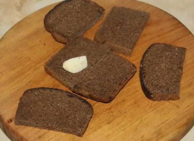 Гренки из черного хлеба с сыром и чесноком на сковороде