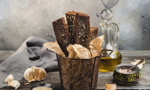 Гренки из черного хлеба с сыром и чесноком в духовке - рецепт приготовления с пошаговыми фото