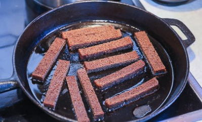Как сделать чесночные гренки из черного хлеба на сковороде