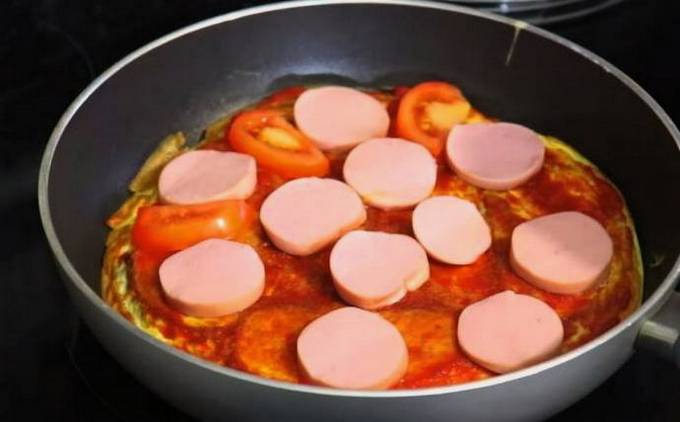Как приготовить яйца с колбасой на сковороде