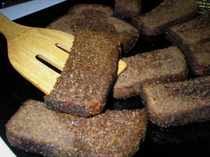 Гренки из черного хлеба с чесноком и шпротами