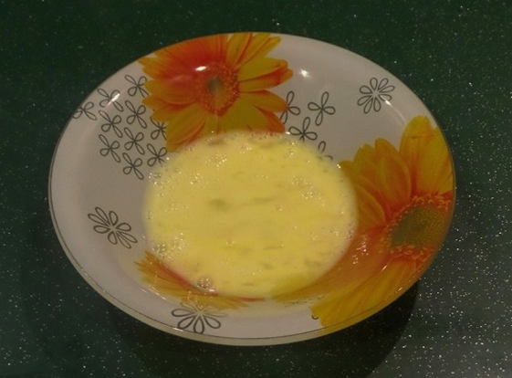 Соленые гренки с яйцом и молоком из батона на сковороде