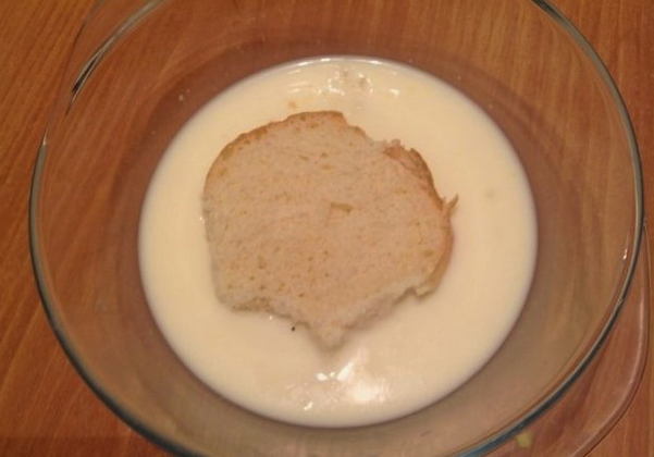 Гренки из белого хлеба с яйцом, молоком и сыром на сковороде