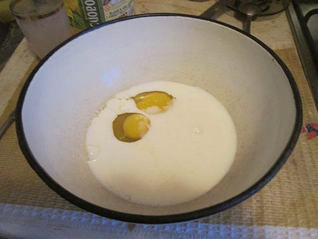 Гренки из белого хлеба с яйцом, молоком и сахаром на сковороде