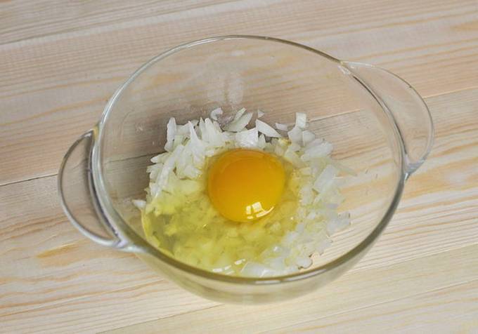 Гренки с луком и яйцом на сковороде