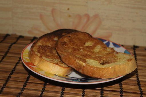 Жаренный сладкий хлеб с молоком на сковороде
