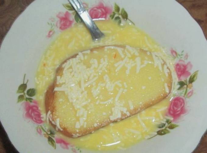 Гренки из белого хлеба с яйцом и сыром на сковороде