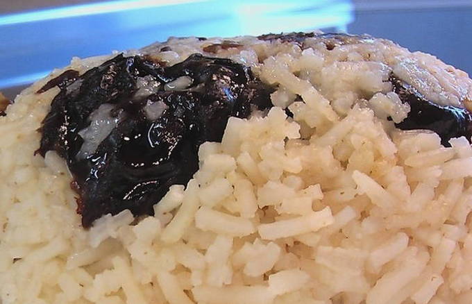 Утка с рисом и черносливом в духовке