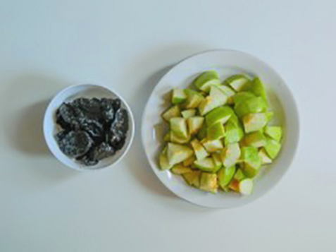 Утка целиком с яблоками и черносливом в духовке