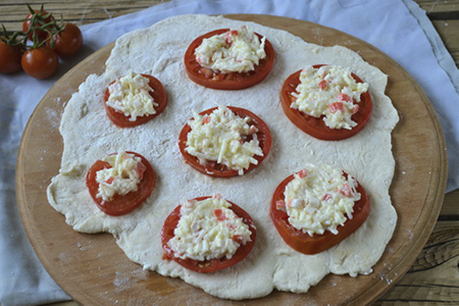 Лепешки с сыром и помидорами на сковороде