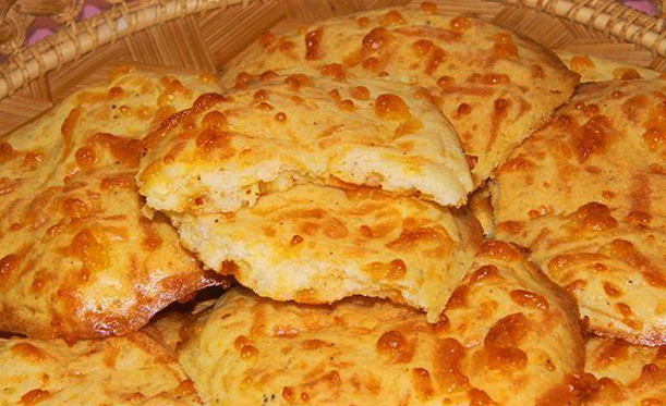 Лепешки с колбасой и сыром в духовке (на молоке) — рецепт с фото пошагово
