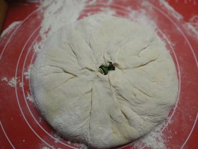 Осетинская лепешка с сыром и зеленью на сковороде