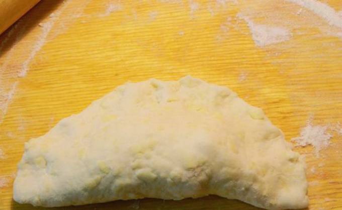 Сырные лепешки на кефире с колбасой на сковороде
