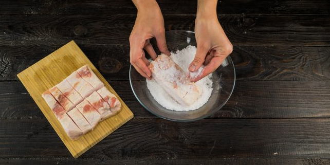 Как посолить сало с чесноком и перцем в кастрюле сухим способом