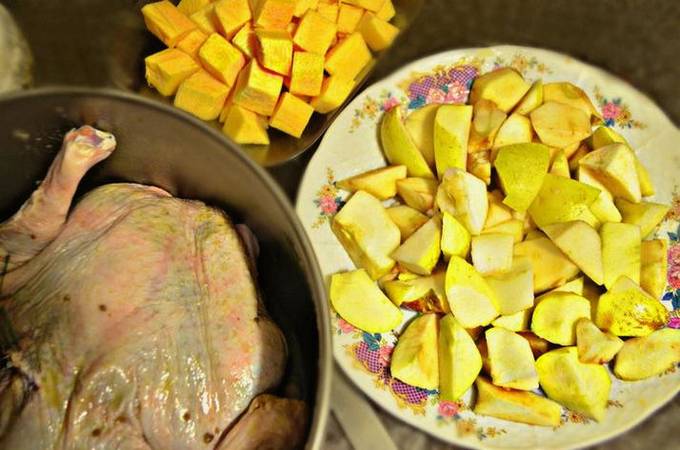 Утка с яблоками и картошкой в фольге в духовке