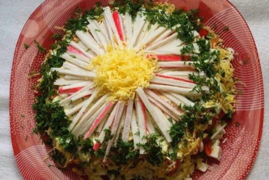 Крабовый салат Хризантема с помидорами