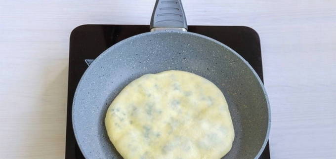 Сырная лепешка на сметане на сковороде