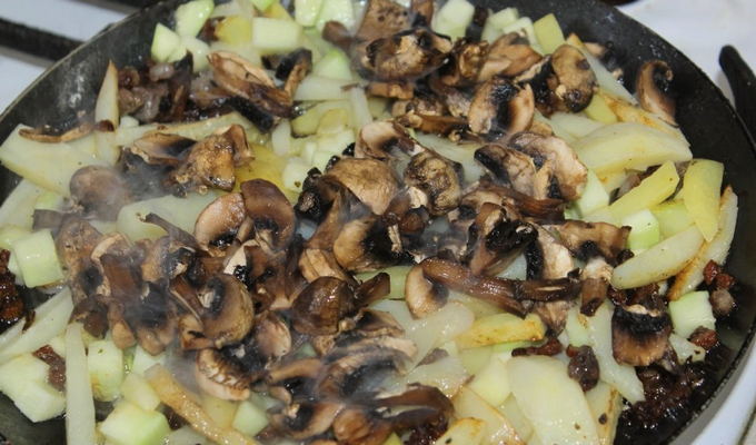 Утка с картошкой и грибами в духовке