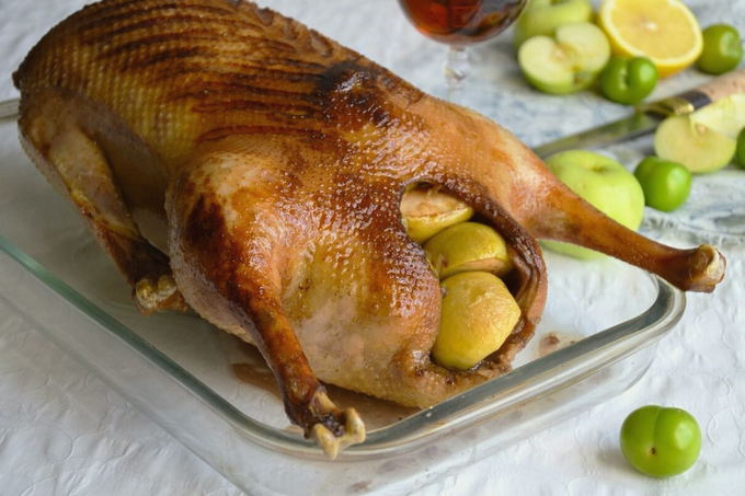 Утка с яблоками, медом и горчицей в духовке - рецепт сочной и мягкой утки с пошаговыми фото