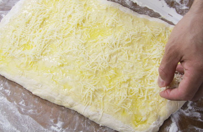 Слоеные лепешки с сыром в духовке