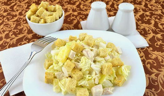 Салат с ананасом, курицей и сухариками - пошаговый рецепт с фото
