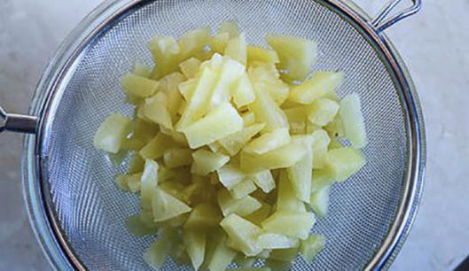 Салат с курицей, ананасом и картошкой