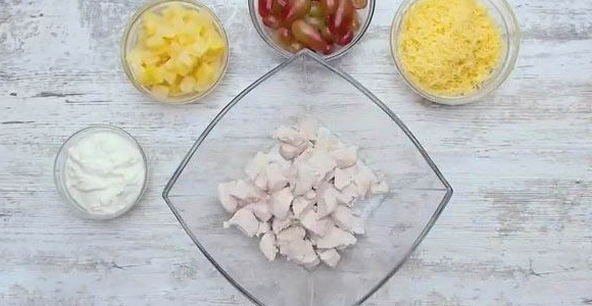Салат с курицей, ананасом и виноградом