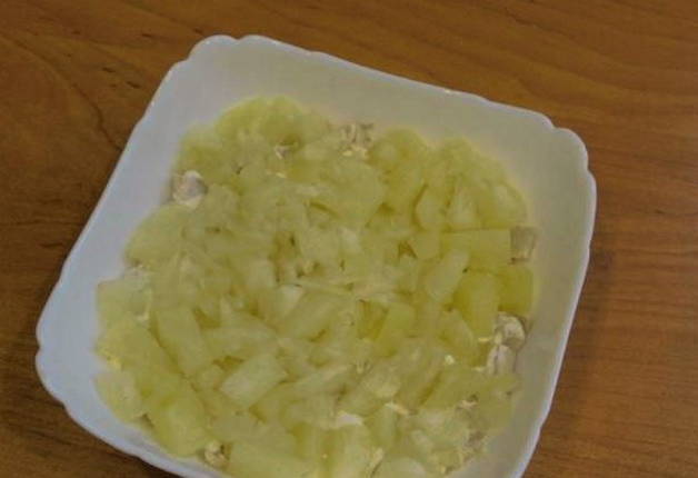 Слоеный салат с курицей, ананасом, кукурузой, сыром, яйцом и грецким орехом