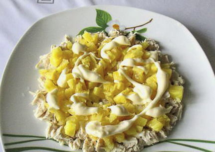 Слоеный салат с курицей, ананасом, грецким орехом, кукурузой и сыром