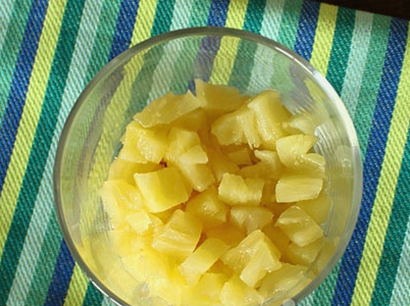 Слоеный салат с курицей, ананасом, грецким орехом и сыром