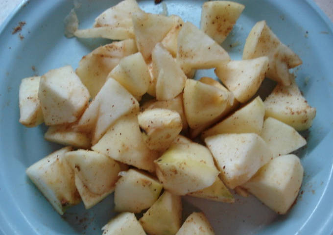 Утка с яблоками и черносливом в рукаве в духовке