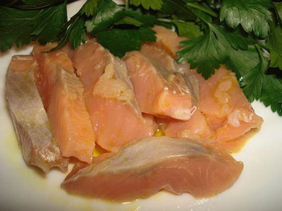 Малосольная красная рыба (сёмга, лосось или форель) – рецепт маринада c водкой