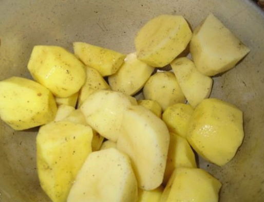 Утка с яблоками, картошкой и черносливом в духовке