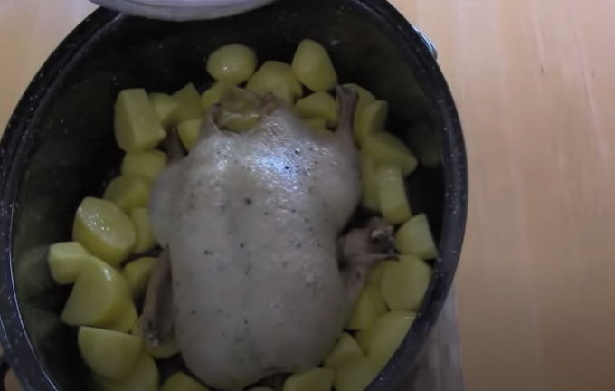 Утка в утятнице с картошкой в духовке