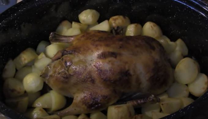 Утка в утятнице с картошкой в духовке