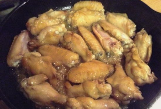 Крылышки в соевом соусе с медом чесноком на сковороде