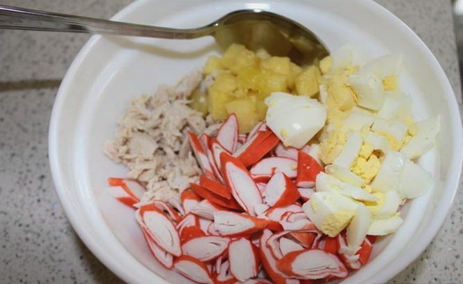 Салат с курицей, крабовыми палочками, ананасом и кукурузой
