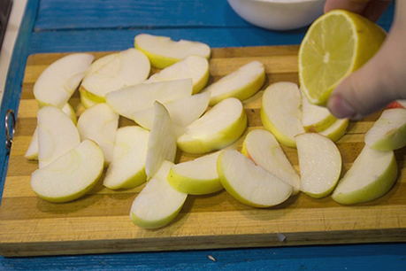 Куриная печень с яблоком и луком на сковороде