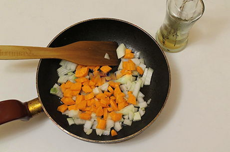 Куриная печень в сметане с луком и морковью на сковороде