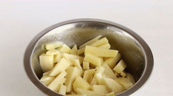 Крылышки с картошкой в сметанном соусе в духовке