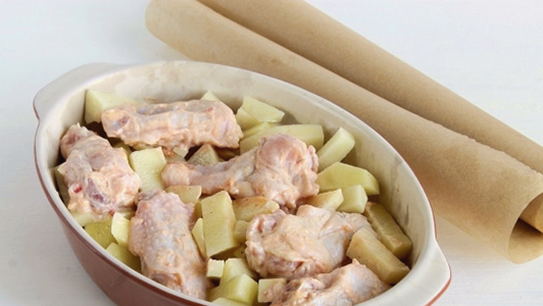 Крылышки с картошкой в сметанном соусе в духовке
