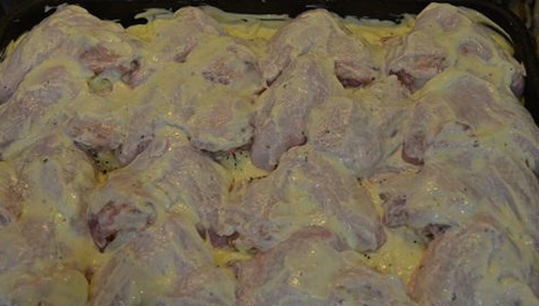 Крылышки с картошкой с майонезом и чесноком в духовке - вкусный рецепт приготовления с фото
