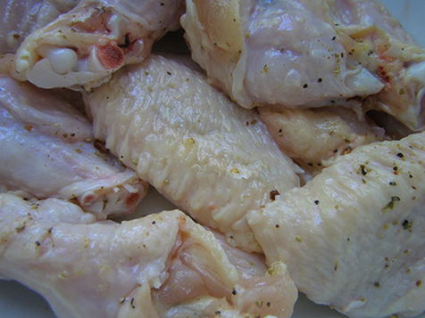 Куриные крылышки в духовке с картошкой