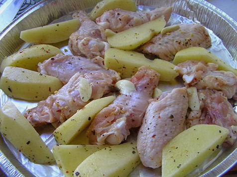 Картошка с куриными крылышками и сыром в духовке